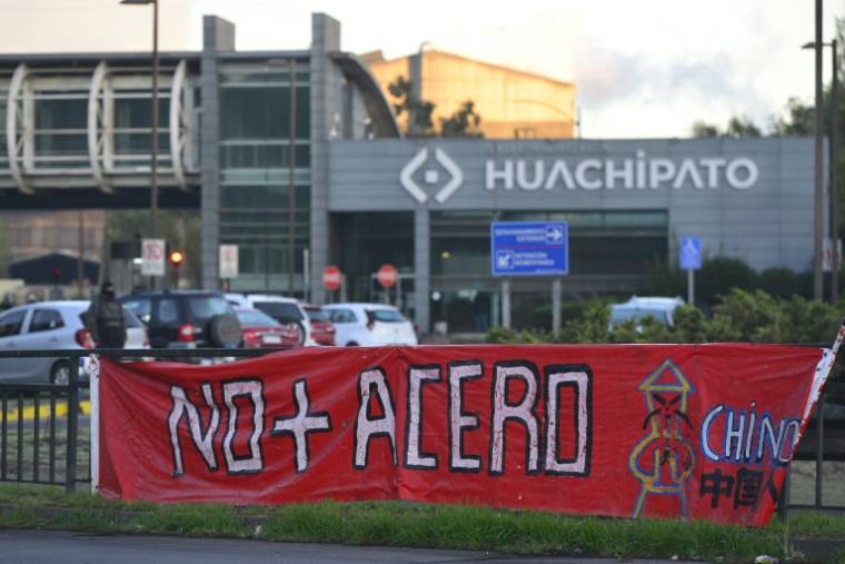 "Plus d'acier chinois", proclame une banderole tendue devant une aciérie à Talcahuano, au Chili, le 4 avril 2024 ( AFP / GUILLERMO SALGADO )
