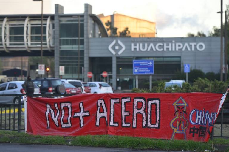 "Plus d'acier chinois", proclame une banderole tendue devant une aciérie à Talcahuano, au Chili, le 4 avril 2024 ( AFP / GUILLERMO SALGADO )