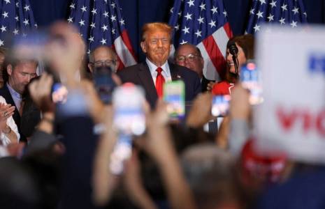 Donald Trump lors de la soirée des élections primaires républicaines de Caroline du Sud à Columbia