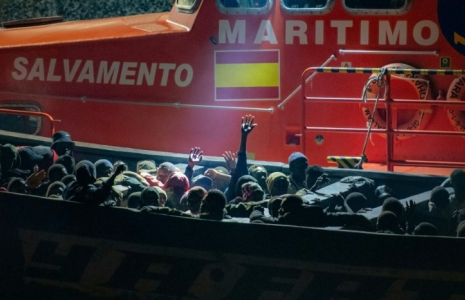 Des migrants, parmi lesquels 17 mineurs, pris en charge par les secours maritimes espagnols au  large des Canaries, le 22 septembre 2024 ( AFP / Antonio SEMPERE )