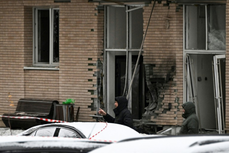 Un immeuble endommagé par une explosion qui a tué le commandant des forces russes de défense radionucléaire, chimique et biologique, Igor Kirillov, et son assistant, selon le Comité d'enquête russe, avenue Riazanski à Moscou, le 17 décembre 2024 ( AFP / Alexander NEMENOV )