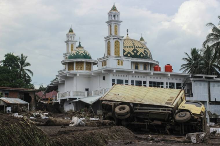 Des dégâts provoqués par des inondations soudaines et une coulée de lave froide à Tanah Datar, dans l'ouest de Sumatra, le 13 mai 2024 en Indonésie ( AFP / Ade Yuandha )
