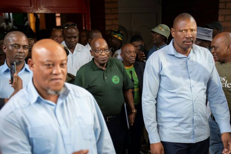 L'ex-président sud-africain Jacob Zuma (au centre) arrive à une conférence de presse à Soweto (Afrique du Sud), le 16 décembre 2023 ( AFP / Ihsaan HAFFEJEE )