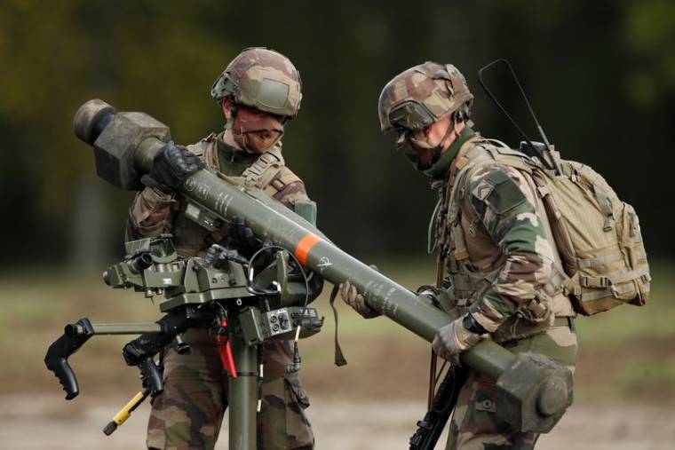 Des soldats français portent des missiles Mistral lors d'une démonstration à Versailles