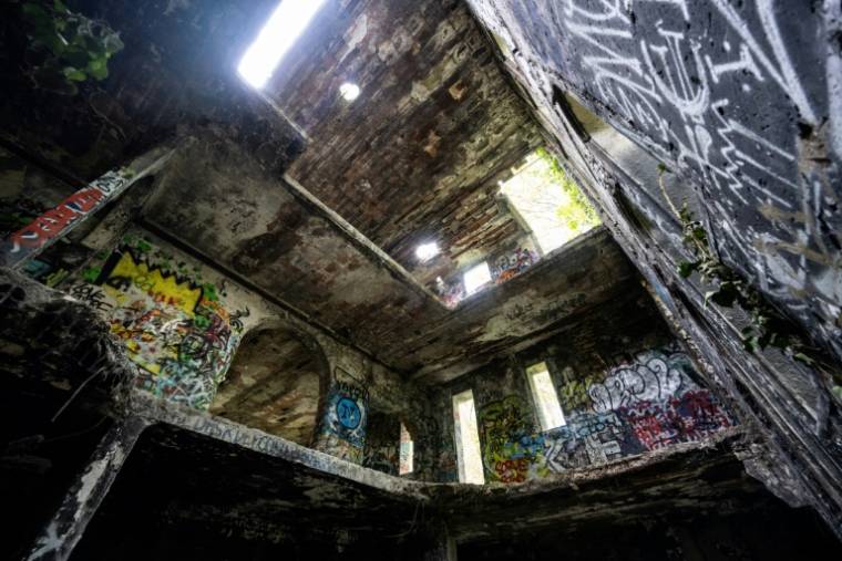 Les ruines de la "Villa Sapène" recouvertes de graffitis, réquisitionnée par les nazis et transformée en maison close pendant la Seconde Guerre mondiale, le 24 avril 2024 au Mesnil-le-Roi, dans les Yvelines ( AFP / Miguel MEDINA )