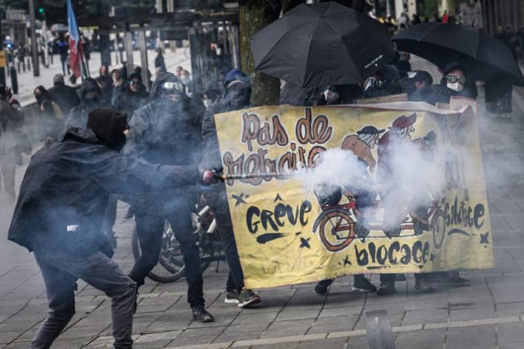 Heurts entre manifestants et policiers pendant le défilé du 1er mai 2024 à Nantes ( AFP / LOIC VENANCE )