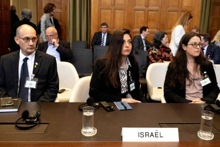 Le procureur général adjoint chargé des affaires internationales pour Israël Gilad Noam (gauche), la conseillère au ministère des Affaires étrangères israélien Tamar Kaplan (centre) et la conseillère légale de l'ambassade israélienne aux Pays-Bas Avgail Frisch Ben Avraham (droite), le 16 mai 2024 à la Cour internationale de justice, à La Haye (Pays-Bas) ( AFP / Nick Gammon )
