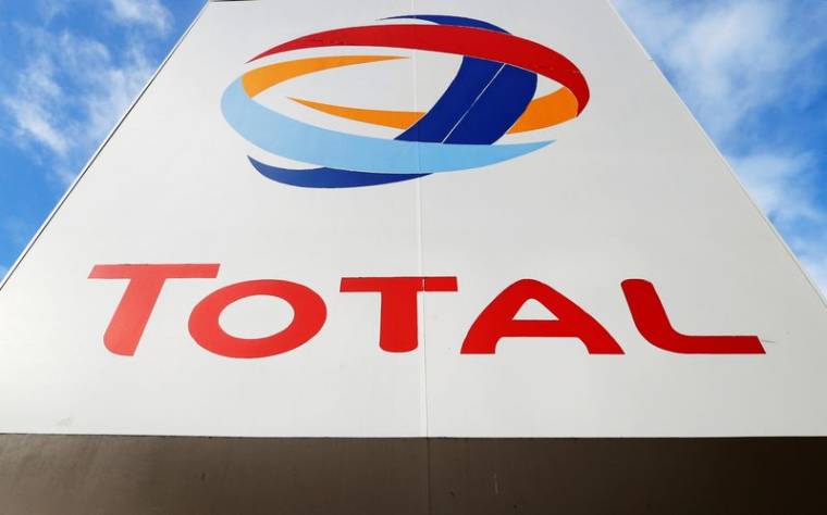 Le logo du géant pétrolier français Total dans une station-service de Bordeaux