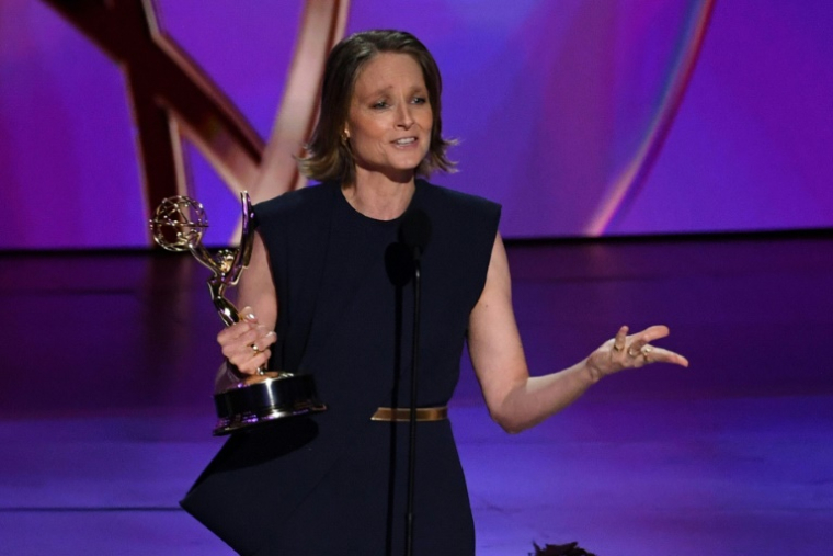 L'actrice américaine Jodie Foster reçoit le prix de la meilleure actrice dans une mini-série, à la 76e cérémonie des Emmy Awards, le 15 septembre 2024 à Los Angeles ( AFP / VALERIE MACON )