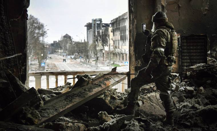 Un soldat russe à Marioupol, en Ukraine, le 12 avril 2022. ( AFP / ALEXANDER NEMENOV )