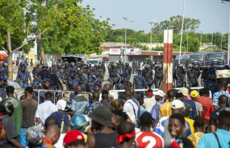 La police bloque des manifestants qui défilent contre le coût de la vie élevé à Cotonou, le 27 avril 2024 ( AFP / Abadjaye Justin SODOGANDJI )