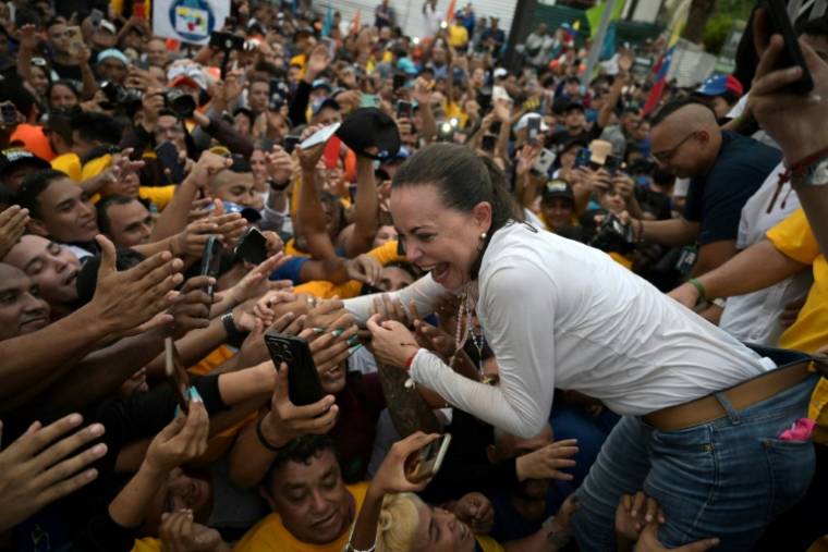 La leader de l'opposition Maria Corina Machado acclamée par la foule lors d'un rassemblement électoral à Maracaibo, dans l'État de Zulia, au Venezuela, le 2 mai 2024 ( AFP / JUAN BARRETO )