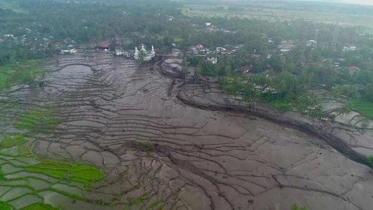 Photo prise et diffusée le 12 mai 2024 par l'Agence indonésienne de gestion des désastres (BNPB), montrant des zones endommagées par des crues éclair et une coulée de lave froide, à Tanah Datar, Sumatra (Indonésie) ( INDONESIA DISASTER MITIGATION AGENCY / Handout )