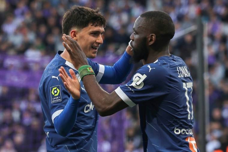 Marseille midfielder Jean Onana (right) celebrates his goal with his teammate Leonardo Balerdi during the match of the 30th day of Ligue 1 against Toulouse, April 21, 20245 in Toulouse (AFP / Valentine CHAPUIS)