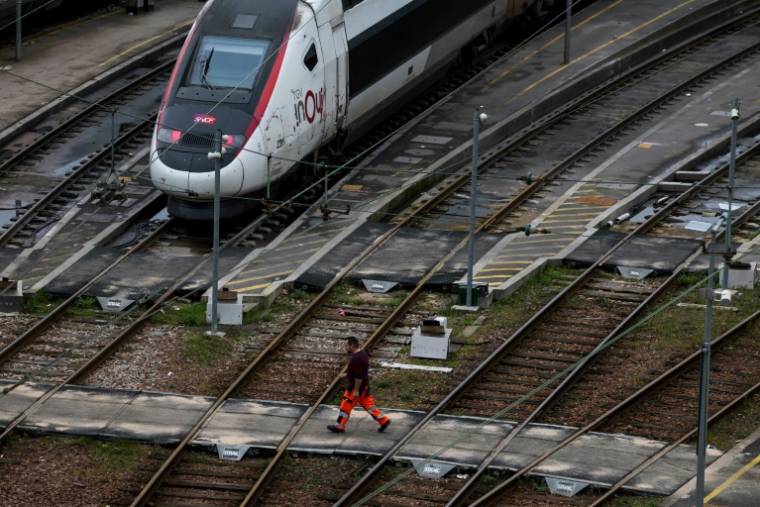 Retards en pagaille à la veille du week-end: la circulation sur l'ensemble de la ligne à grande vitesse entre Paris et l'Est de la France est interrompue en raison d'une rupture de caténaire ( AFP / Ian LANGSDON )