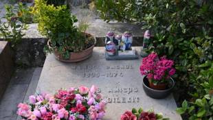 La tombe de Marcel Pagnol au cimetière de La Treille, le 16 avril 2024 à Marseille  ( AFP / Nicolas TUCAT )