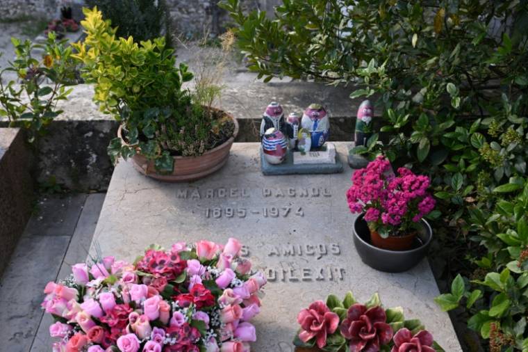 La tombe de Marcel Pagnol au cimetière de La Treille, le 16 avril 2024 à Marseille  ( AFP / Nicolas TUCAT )