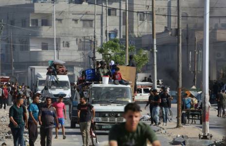 Des Palestiniens transportant des affaires personnelles fuient Rafah, dans le sud de la bande de Gaza, le 12 mai 2024 ( AFP / - )