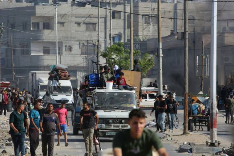 Des Palestiniens transportant des affaires personnelles fuient Rafah, dans le sud de la bande de Gaza, le 12 mai 2024 ( AFP / - )