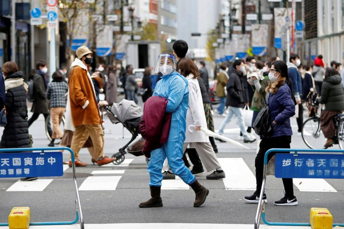 Tokyo viral. Закрытие Японии картинки. Прилетели из Великобритании новый штам. Япония люди Художественные фотографии женщины.