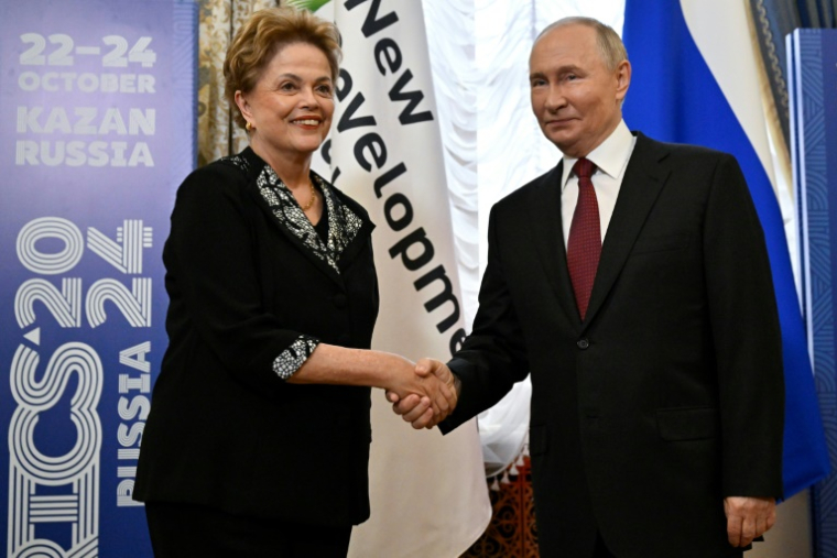 Le président russe Vladimir Poutine accueille la présidente brésilienne de la Nouvelle Banque de développement Dilma Rousseff en marge du sommet des Brics à Kazan, le 22 octobre 2024 (POOL/Alexander NEMENOV)