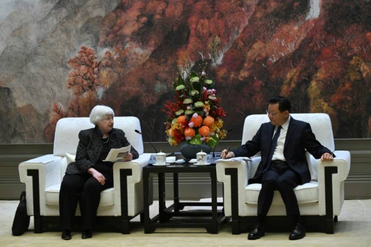 La secrétaire américaine au Trésor Janet Yellen et le gouverneur de la province du Guangdong Wang Weizhong, à Canton le 5 avril 2024 ( AFP / Pedro Pardo )