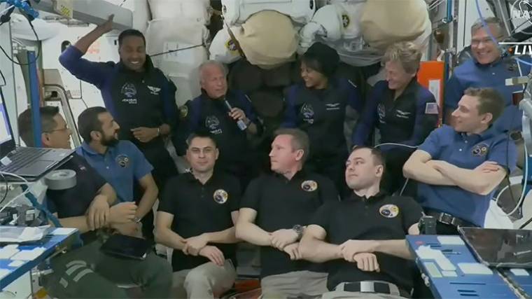 (g-d) Photo diffusée par la Nasa le 22 mai 2023 des quatre astronautes de la mission privée Ax-2, Peggy Whitson, John Shoffner, Ali Alqarni et Rayana Barnawi, accueillis par l'équipage de la Station spatiale internationale (ISS) ( NASA TV / - )