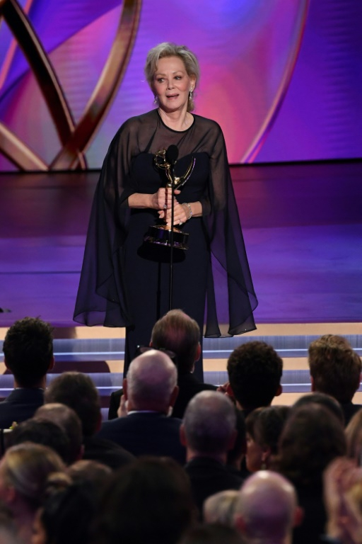 L'actrice américaine Jean Smart accepte le prix de la meilleure actrice dans une comédie lors de la 76e cérémonie des Emmy Awards, à Los Angeles, le 15 septembre 2024 ( AFP / VALERIE MACON )