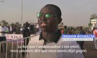 Des manifestants célèbrent le départ de l'ambassadeur de France du Niger