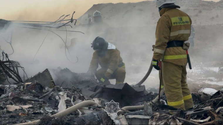 Photo fournie par  le ministère des Situations d'urgence du Kazakhstan montrant des experts sur le site du crash d'un avion d'Azerbaijan Airlines près d'Aktaou le 25 décembre 2024 ( Kazakhstan's emergency situations ministry / Handout )