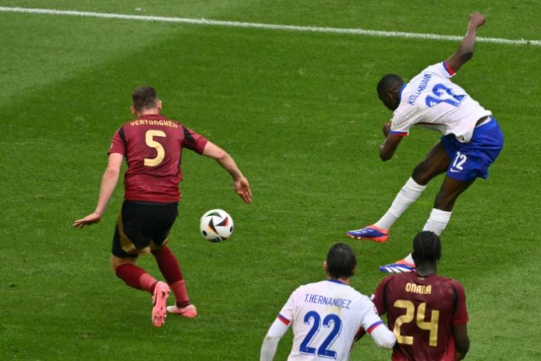 La frappe de Randal Kolo Muani, contrée par Jan Vertonghen, a permis aux Bleus de s'imposer contre la Belgique lundi en huitième de finale de l'Euro  ( AFP / Alberto PIZZOLI )