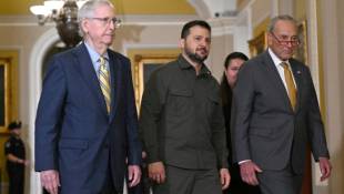 Le président ukrainien Volodymyr Zelensky (c) acccompangé par Chuck Schumer (d) et Mitch McConnell (g), arrive au Capitole, le 21 septembre 2023 à Washington ( AFP / PEDRO UGARTE )
