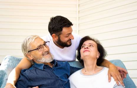 Pour aider ses parents à la retraite, Martin peut passer par le biais de l’immobilier ou bien donner directement de l’argent. ( crédit photo : Shutterstock )