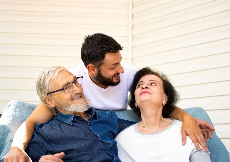 Pour aider ses parents à la retraite, Martin peut passer par le biais de l’immobilier ou bien donner directement de l’argent. ( crédit photo : Shutterstock )