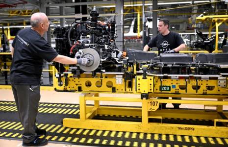 Des employés sur une ligne de production d'Opel, le 8 juin 2024 à Ruesselsheim, dans l'ouest de l'Allemagne  ( AFP / Kirill KUDRYAVTSEV )