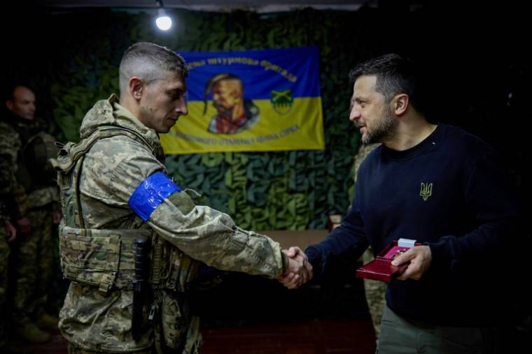 Le président ukrainien Volodymyr Zelensky (d) récompense un soldat lors de sa visite à Kharkiv, le 16 mai 2024 ( Service du presse de la présidence ukrainienne / Handout )
