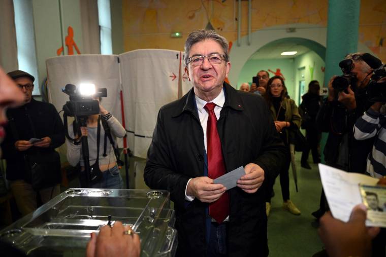 Jean-Luc Mélenchon, dans un bureau de vote à Marseille, le 24 avril 2022. ( AFP / CHRISTOPHE SIMON )