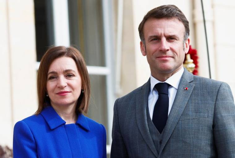 Le président français Emmanuel Macron et la présidente de la Moldavie Maia Sandu avant au palais de l'Élysée à Paris
