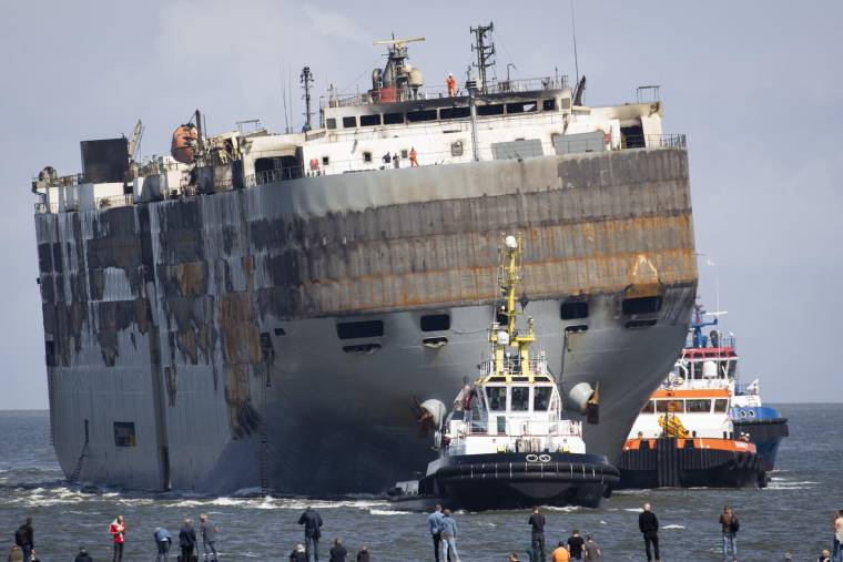 Le cargo Fremantle Highway remorqué arrive au port d'Eemshaven le 3 août 2023. ( ANP / Vincent Jannink )