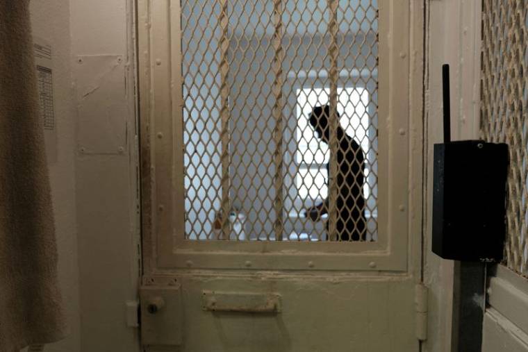 Un détenu se trouve dans une cellule du centre de détention de Villepinte près de Paris