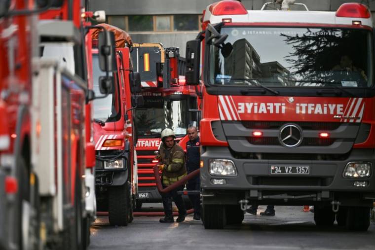 Des pompiers sur le site d'un incendie qui s'est déclaré au sous-sol d'un immeuble résidentiel à Istanbul, le 2 avril 2024 en Turquie ( AFP / OZAN KOSE )