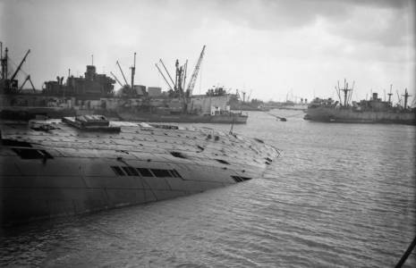 L'épave d'un navire détruit dans le port du Havre en septembre 1945, pendant la Seconde Guerre mondiale ( AFP / - )