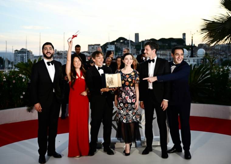 (GàD) L'acteur arménien Vache Tovmasyan, la productrice américaine Samantha Quan, le producteur américain Sean Baker, l'actrice américaine Mikey Madison, le producteur américain Alex Coco et l'acteur américain Karren Karagulian posent après avoir remporté la Palme d'or, le 25 mai 2024 à Cannes  ( AFP / LOIC VENANCE )