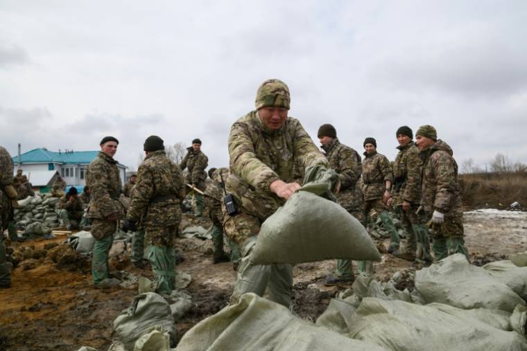 Des militaires construisent des barrières contre les inondations à Zarechny, à la périphérie de la ville de Petropavl, dans le nord du Kazakhstan, près de la frontière avec la Russie, le 10 avril 2024 ( AFP / Evgeniy Lukyanov )
