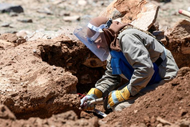 Un démineur du Halo Trust dégage une mine antichar près du village de Qala Khail, dans la province de Ghazni, le 13 mai 2024 en Afghanistan ( AFP / Wakil KOHSAR )