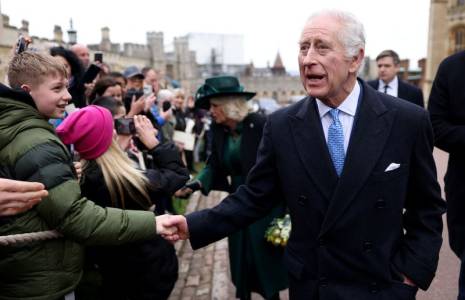Le roi Charles et la reine Camilla saluent les gens après avoir assisté à l'office des matines de Pâques
