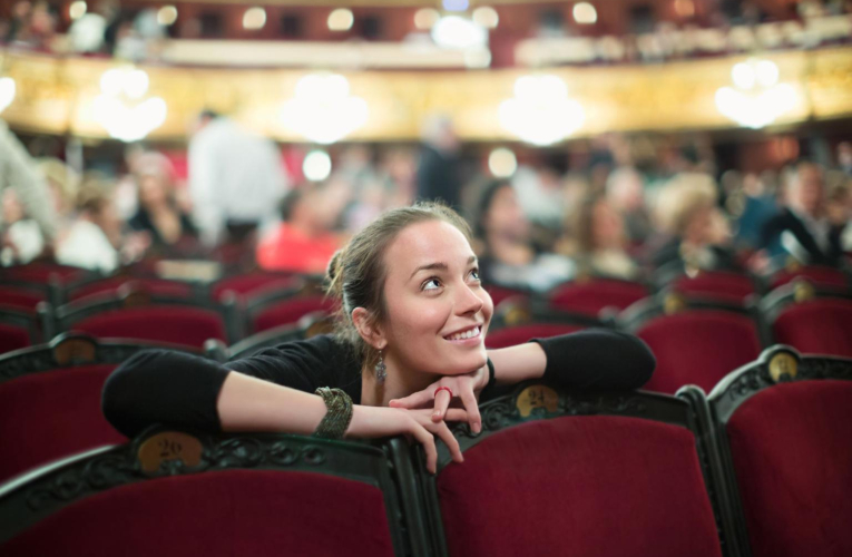 S’abonner à une salle de spectacle permet de bénéficier de nombreux avantages, comme des réductions sur le prix des billets. ( crédit photo : Shutterstock )