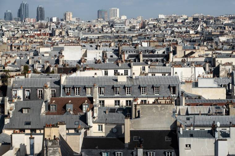 Une vue des toits de Paris, le 9 mars 2022. ( AFP / JOEL SAGET )