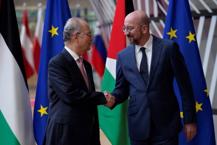 Le Premier ministre palestinien Mohammed Mustafa (G) et le président du Conseil européen Charles Michel (D), le 26 mai 2024 à Bruxelles ( AFP / Simon Wohlfahrt )