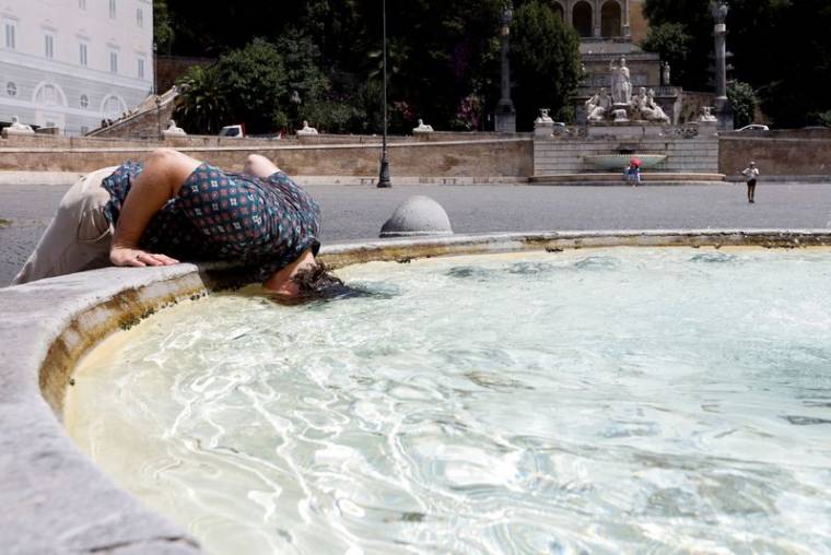 Une personne se rafraîchit sur la Piazza del Popolo à Rome